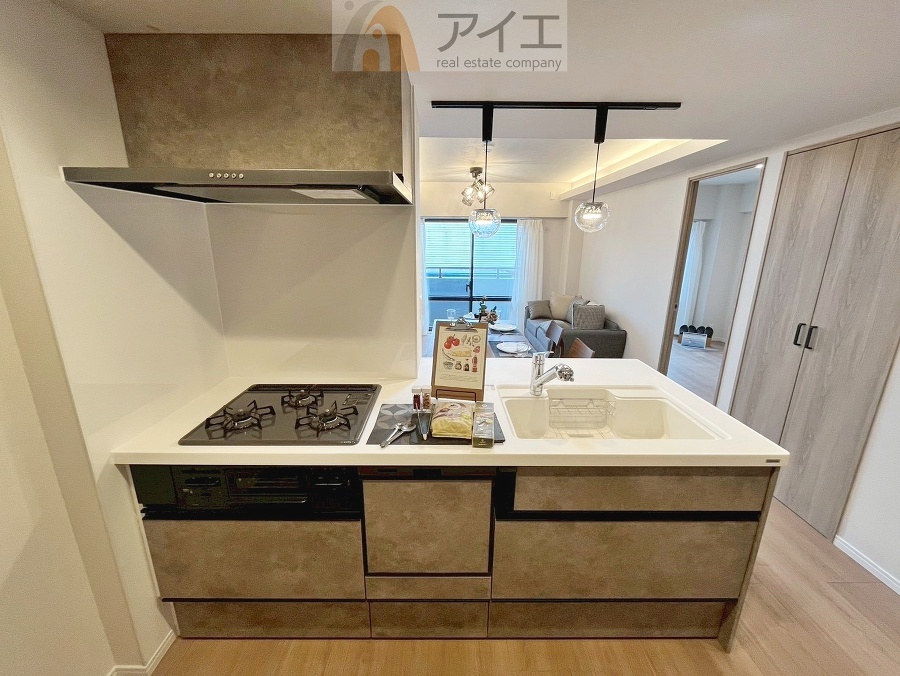 ご家族やお客様との会話も楽しめる対面キッチン