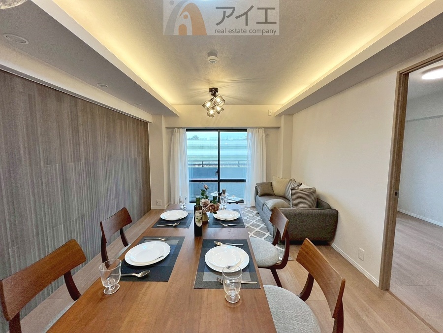 日差しがうれしいリビング、大窓からの見晴らしも良好