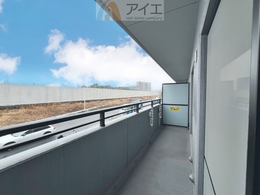 広々バルコニーは日当たり良好、ガーデニングも楽しめます