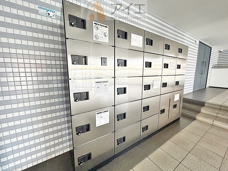 お出掛けが多くても安心な、宅配ボックスつき