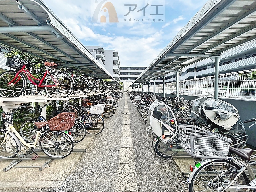 広々スペースの駐輪場はご家族の自転車を置くことができます