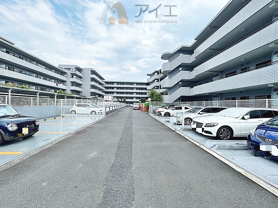 駐車場があるため車通勤の方にも安心なマンションです(要空確認)
