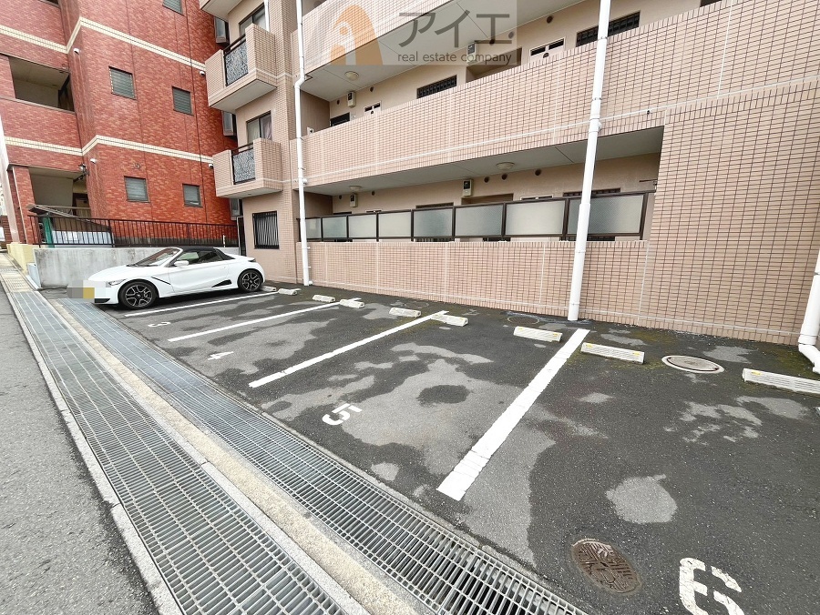 駐車場があるため車通勤の方にも安心なマンションです(要空確認)