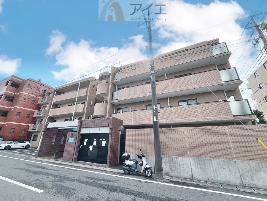 角部屋のため窓が多く、通気性の良い居室です