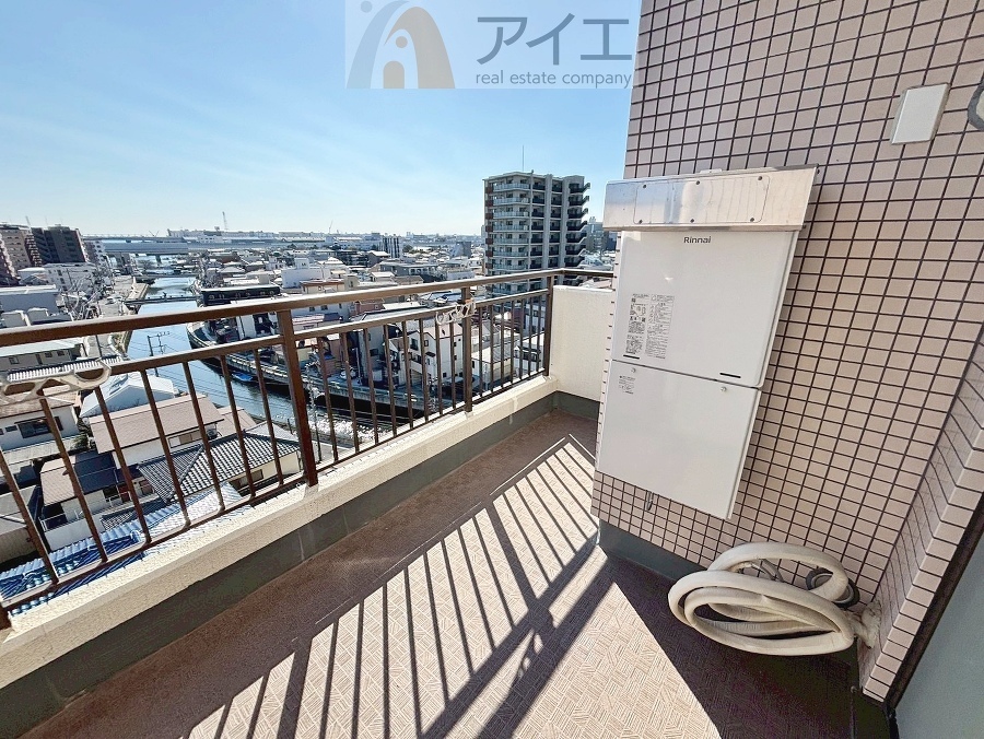 広々バルコニーは日当たり良好、ガーデニングも楽しめます