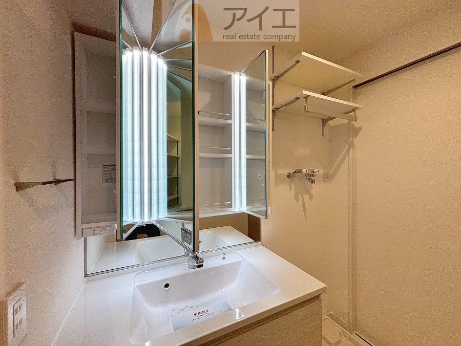 たっぷりの収納を設けた3面鏡付洗面台で快適な暮らし