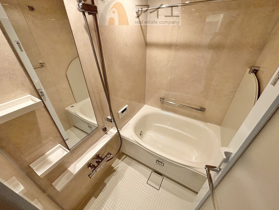 大人の半身浴や、小さなお子様との入浴にも便利な浴室