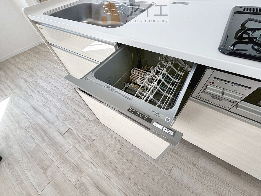 手に優しい、後片づけおまかせの食洗機。ママも食後のだんらんに加われます