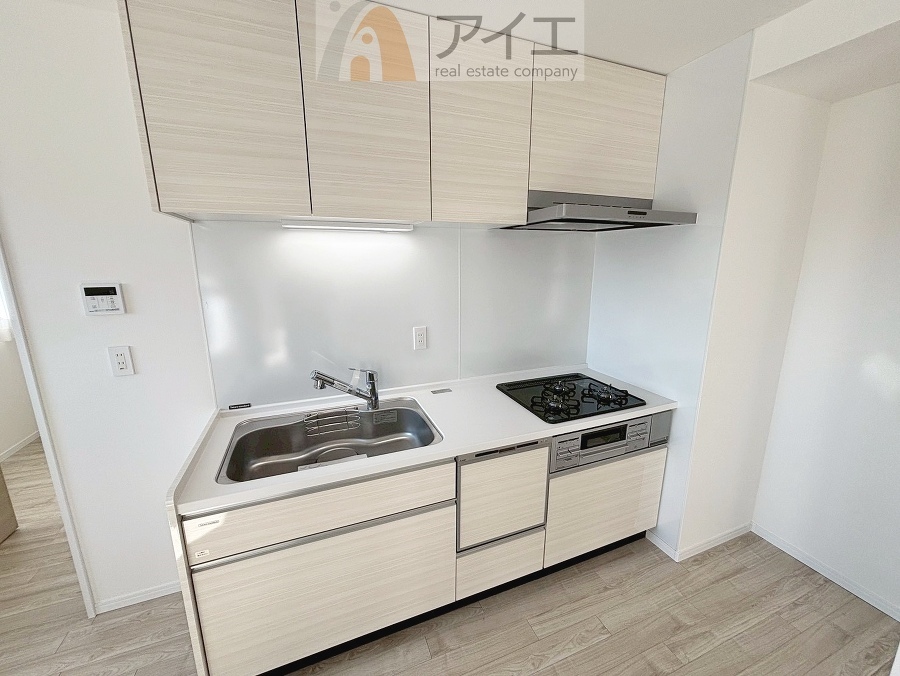 リビングで遊ぶお子様にも目が届く、リビングと一体化したキッチン