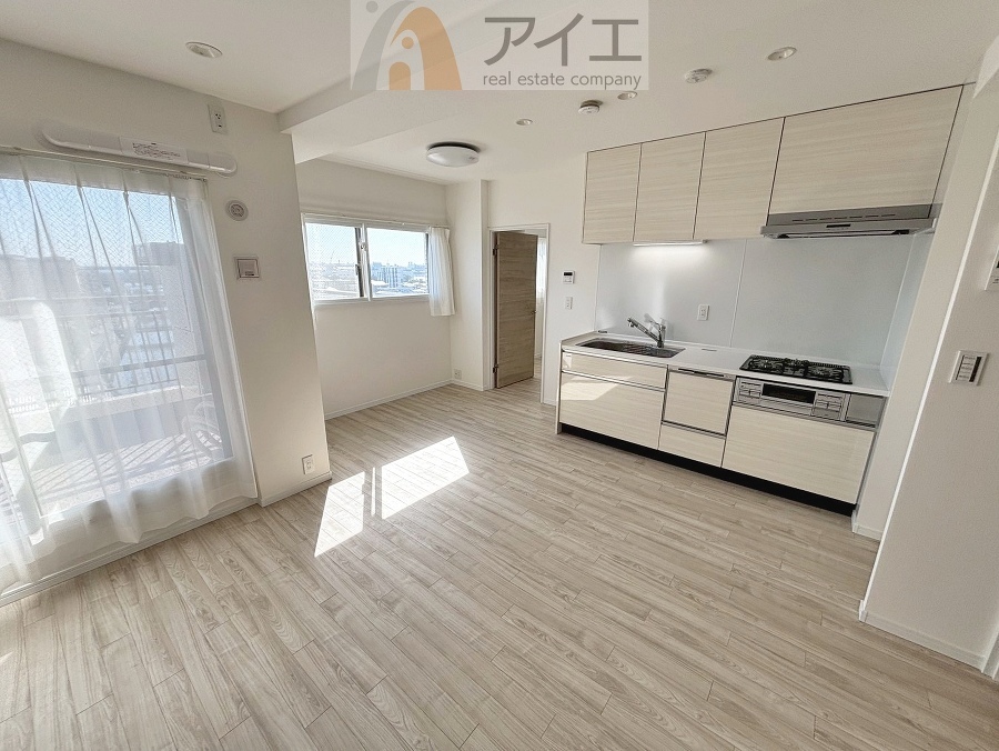 日差しがうれしいリビング、大窓からの見晴らしも良好