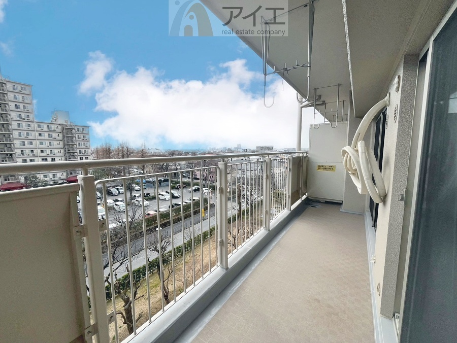 広々バルコニーは日当たり良好、ガーデニングも楽しめます