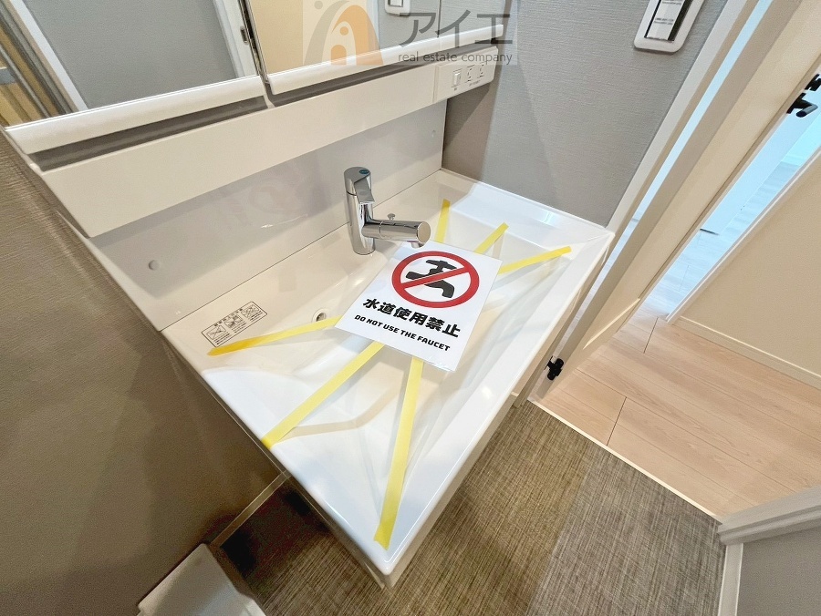 三面鏡にハンドシャワー付き、使いやすい洗面台