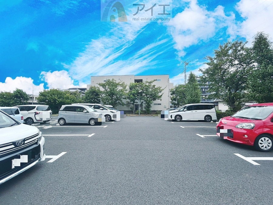 駐車場があるため車通勤の方にも安心なマンションです(要空確認)
