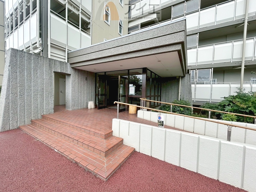 清掃や修理、不審者への声掛けも。管理員日勤は防犯にも有効