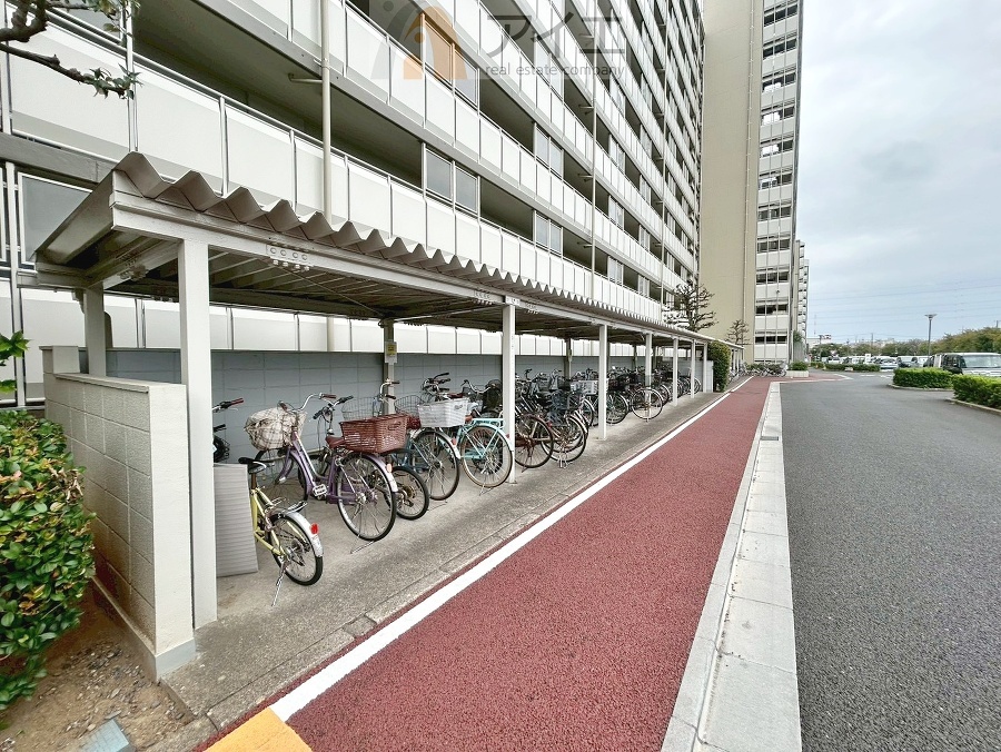 広々スペースの駐輪場はご家族の自転車を置くことができます