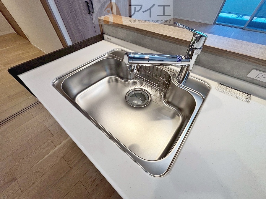 水道一体型の浄水器。ボタン一つで切替可能水回りもすっきり