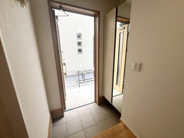 身支度に便利なミラー付シューズボックス