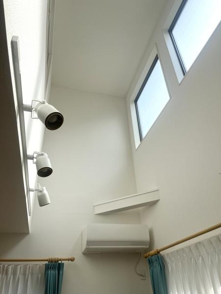 リビング上部には開放的な吹抜けを採用。