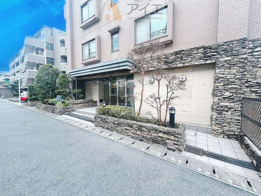 清掃や修理、不審者への声掛けも。管理員日勤は防犯にも有効