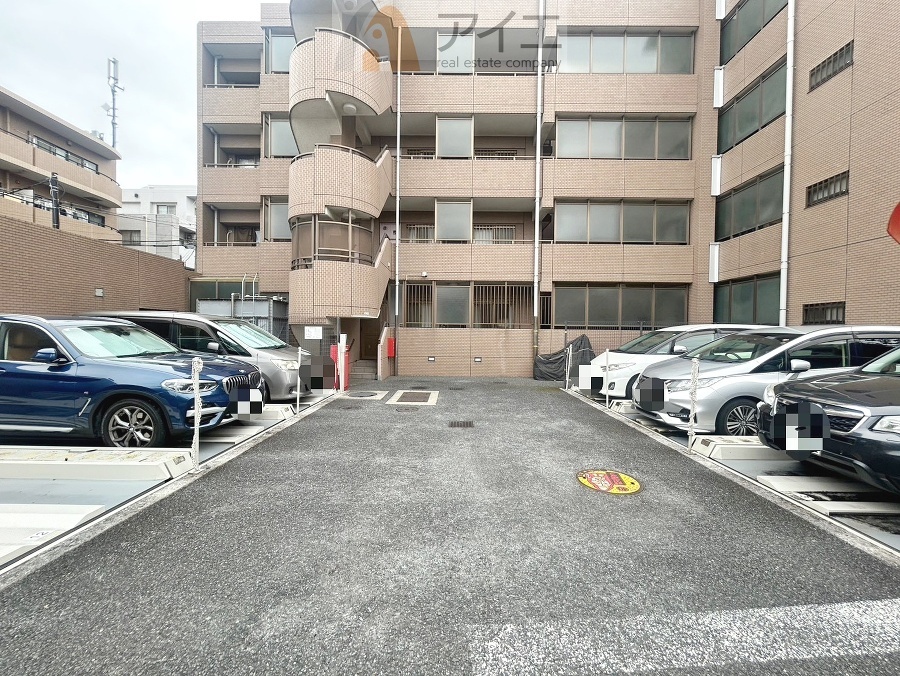 駐車場があるため車通勤の方にも安心なマンションです(要空確認)
