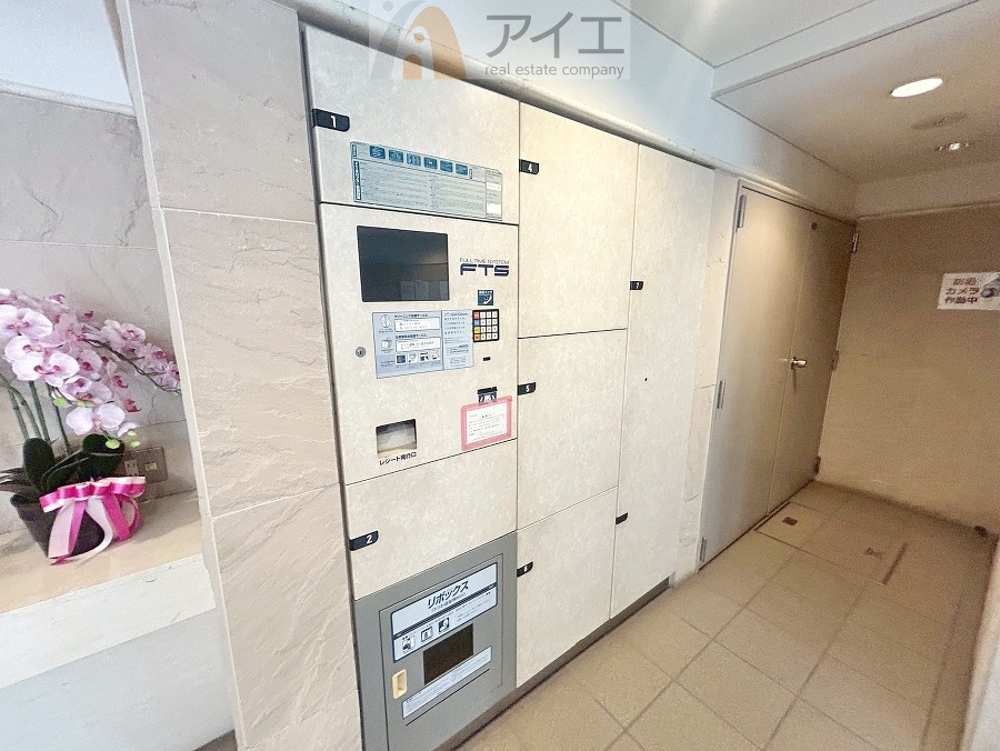 お出掛けが多くても安心な、宅配ボックスつき