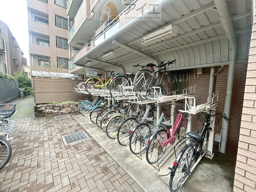 広々スペースの駐輪場はご家族の自転車を置くことができます