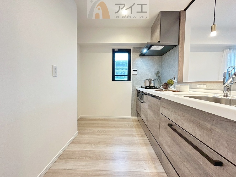 リビングで遊ぶお子様にも目が届く、安心感で選ぶなら対面キッチン