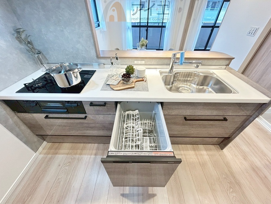 手に優しい、後片づけおまかせの食洗機。ママも食後のだんらんに加われます