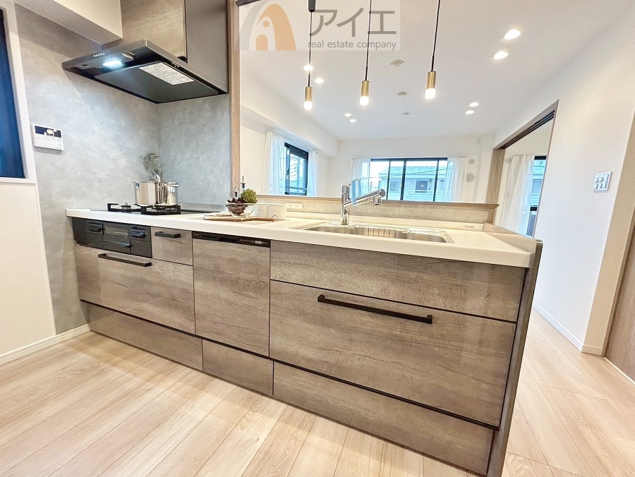 ご家族やお客様との会話も楽しめる対面キッチン