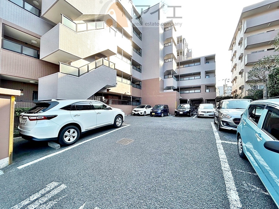 駐車場があるため車通勤の方にも安心なマンションです(要空確認)
