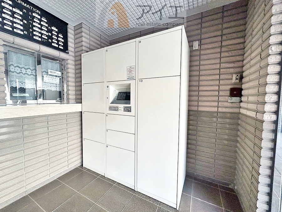 お出掛けが多くても安心な、宅配ボックスつき