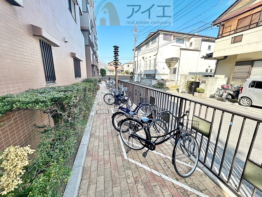 広々スペースの駐輪場はご家族の自転車を置くことができます