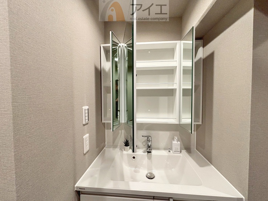 たっぷりの収納を設けた3面鏡付洗面台で快適な暮らし