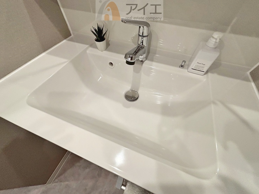 三面鏡にハンドシャワー付き、使いやすい洗面台