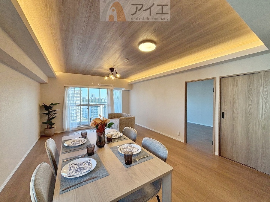 日差しがうれしいリビング、大窓からの見晴らしも良好