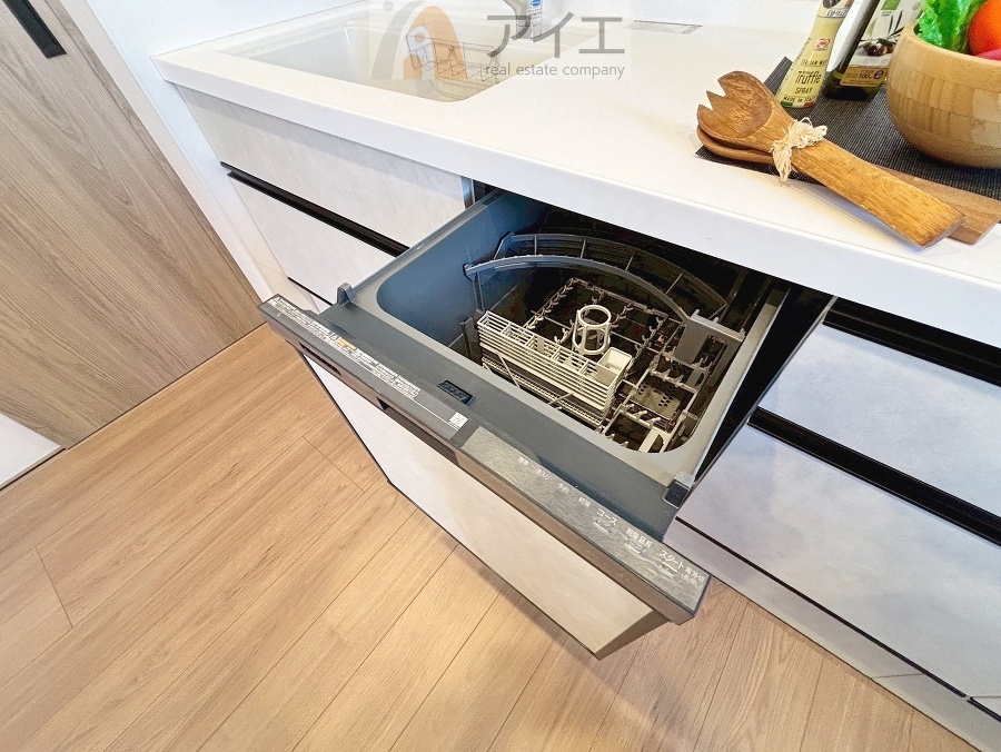 手に優しい、後片づけおまかせの食洗機。ママも食後のだんらんに加われます