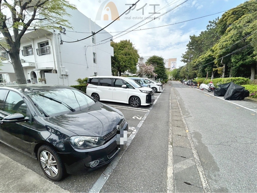 駐車場があるため車通勤の方にも安心なマンションです(要空確認)