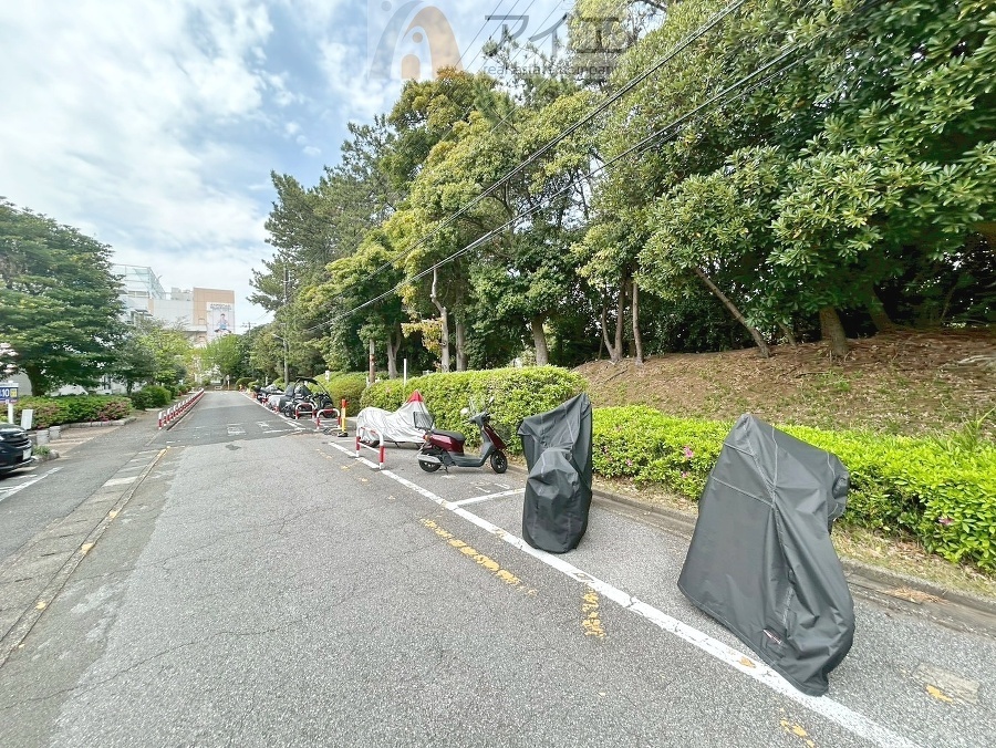 広々スペースの駐輪場はご家族の自転車を置くことができます