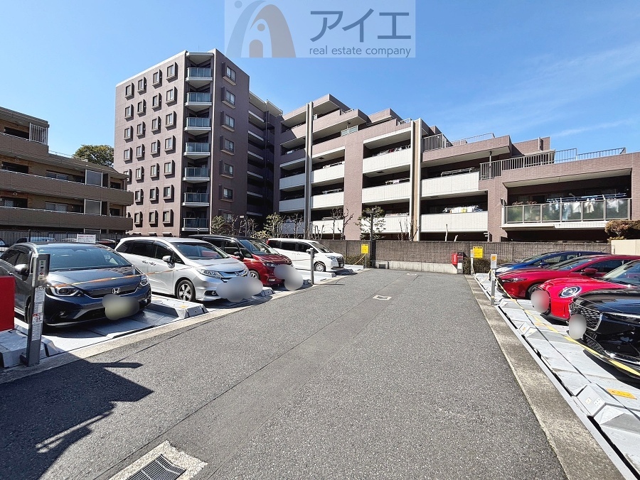 駐車場があるため車通勤の方にも安心なマンションです(要空確認)