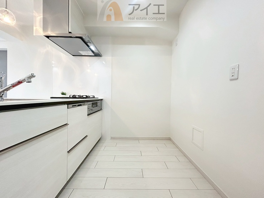 ゆっくり閉まる収納でお子さんが手を挟むこともなく安心