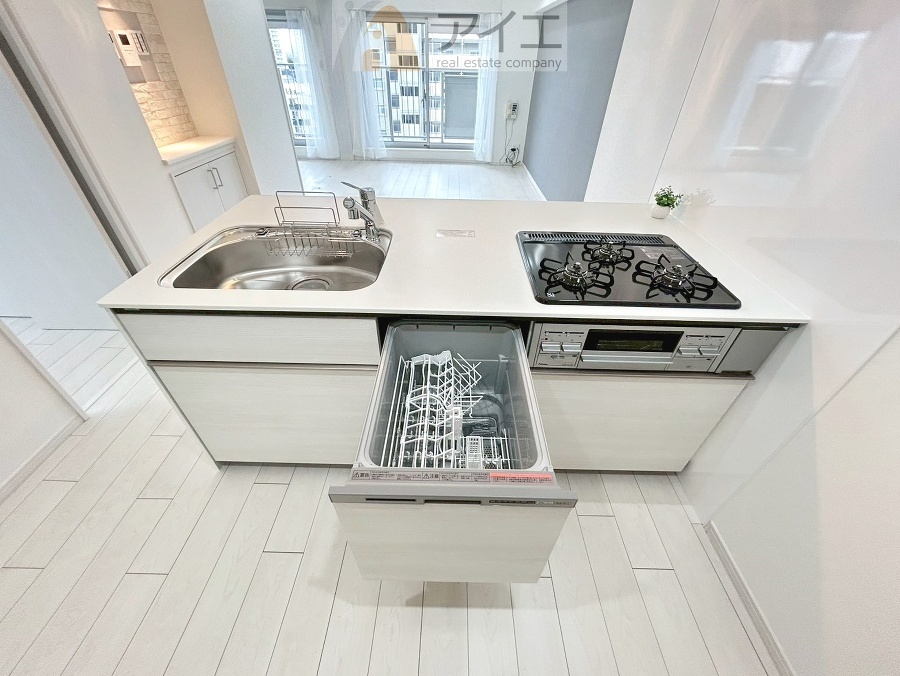 手に優しい、後片づけおまかせの食洗機。ママも食後のだんらんに加われます