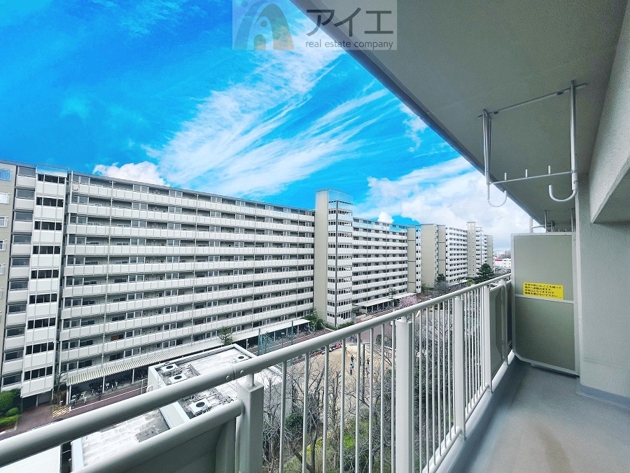 広々バルコニーは日当たり良好、ガーデニングも楽しめます