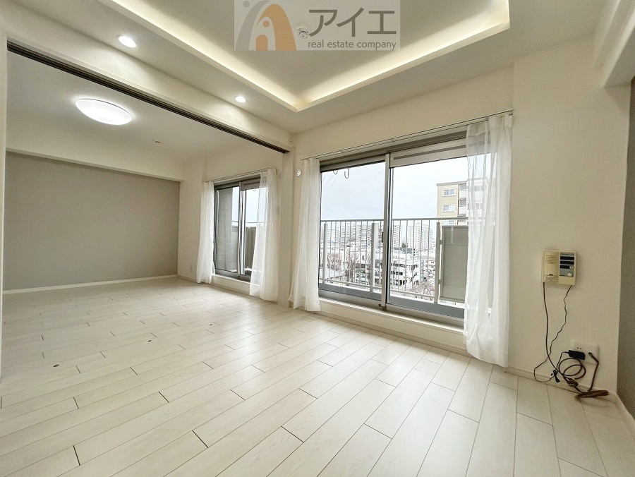 日差しがうれしいリビング、大窓からの見晴らしも良好