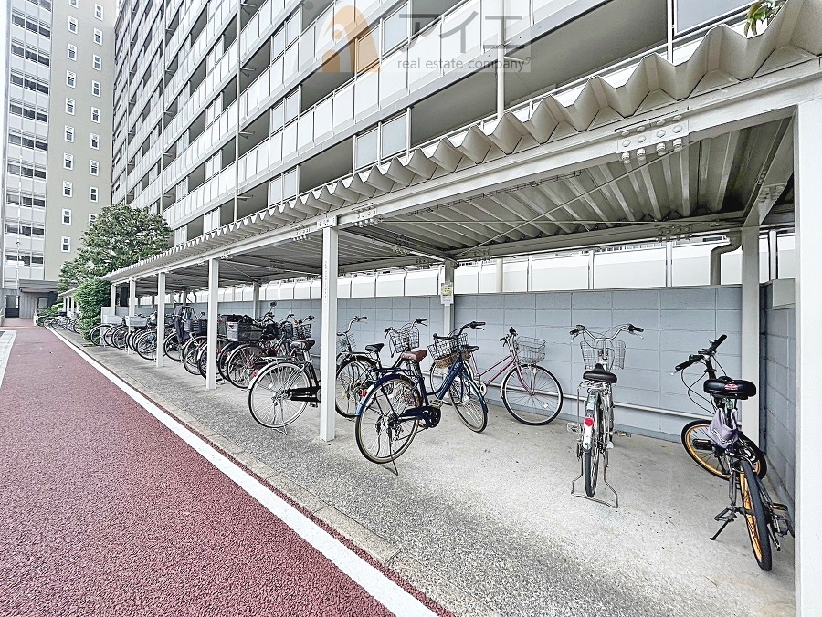 広々スペースの駐輪場はご家族の自転車を置くことができます