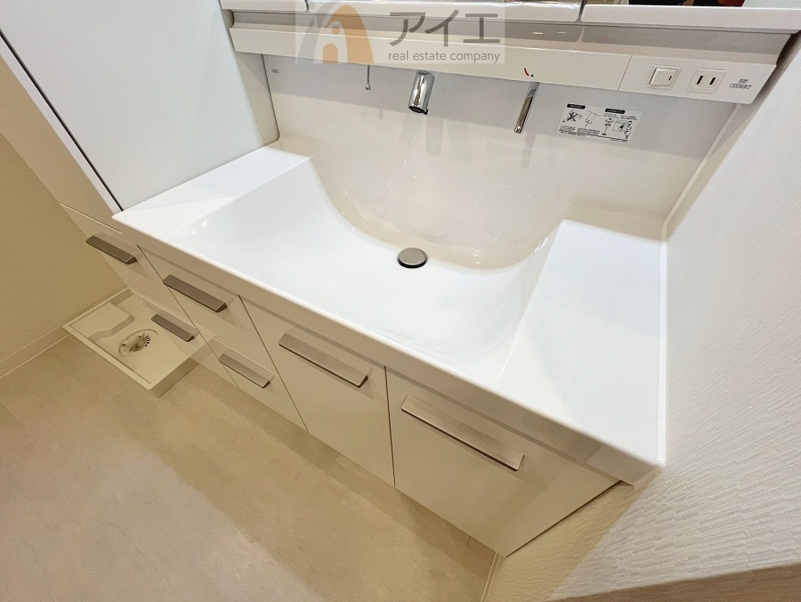 三面鏡にハンドシャワー付き、使いやすい洗面台