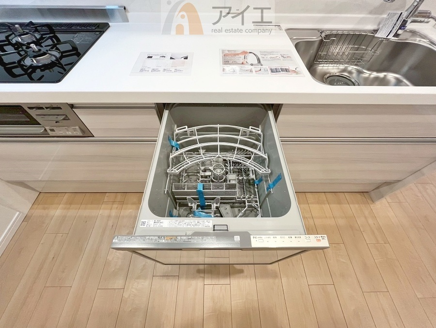 手に優しい、後片づけおまかせの食洗機。ママも食後のだんらんに加われます