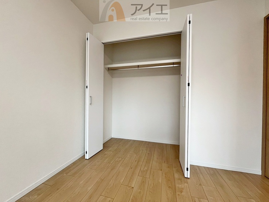 お子様の荷物も片付く、全居室収納スペース