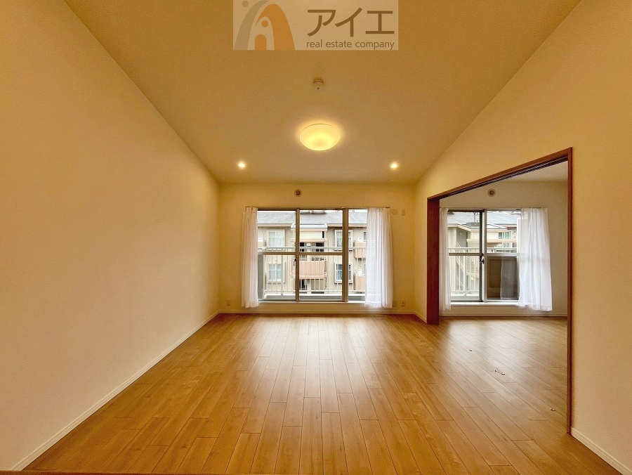 日差しがうれしいリビング、大窓からの見晴らしも良好