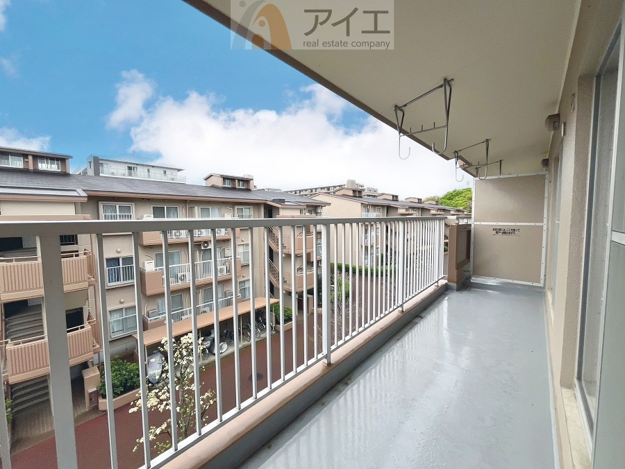 広々バルコニーは日当たり良好、ガーデニングも楽しめます