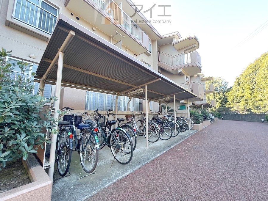 広々スペースの駐輪場はご家族の自転車を置くことができます